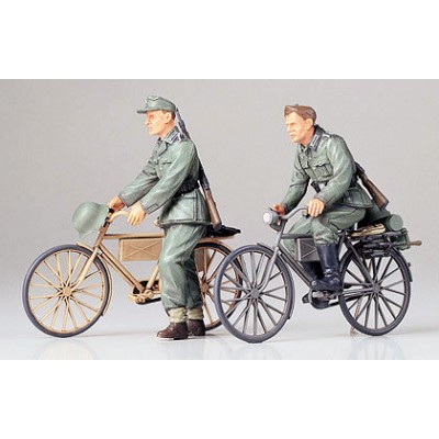 GERMAN SOLDIERS WITH BICYCLES - 1/35 SCALE - TAMIYA 35240